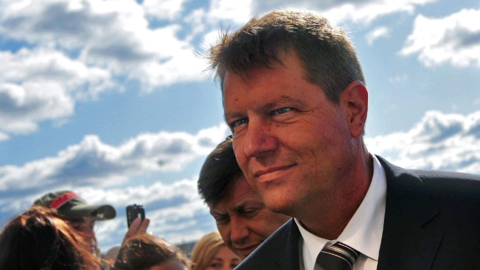 Bomba bombelor: Iohannis, ofițer al Securității ceaușiste. 1 Bomba bombelor Iohannis ofiter al Securitatii ceausiste