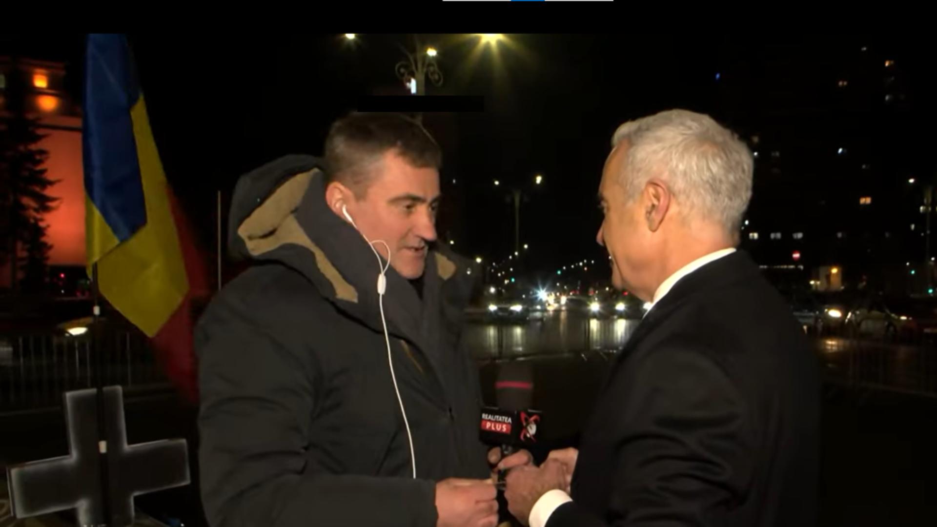 Călin Georgescu a discutat cu susținătorul său din Piața Victoriei. 1 Calin Georgescu a discutat cu sustinatorul sau din Piata Victoriei