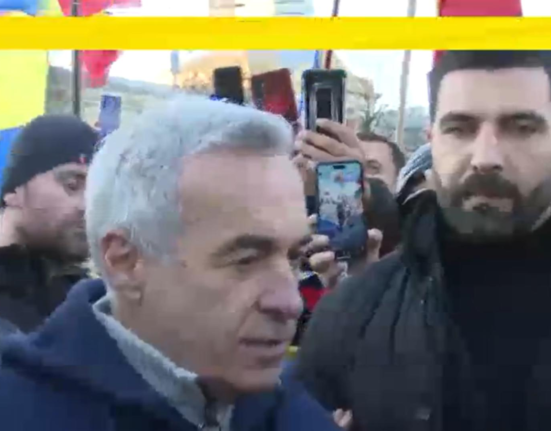 Calin Georgescu a venit la protestele din Piata Victoriei Mesaj Nu putem sta in genunchi in fata unui sistem opresiv
