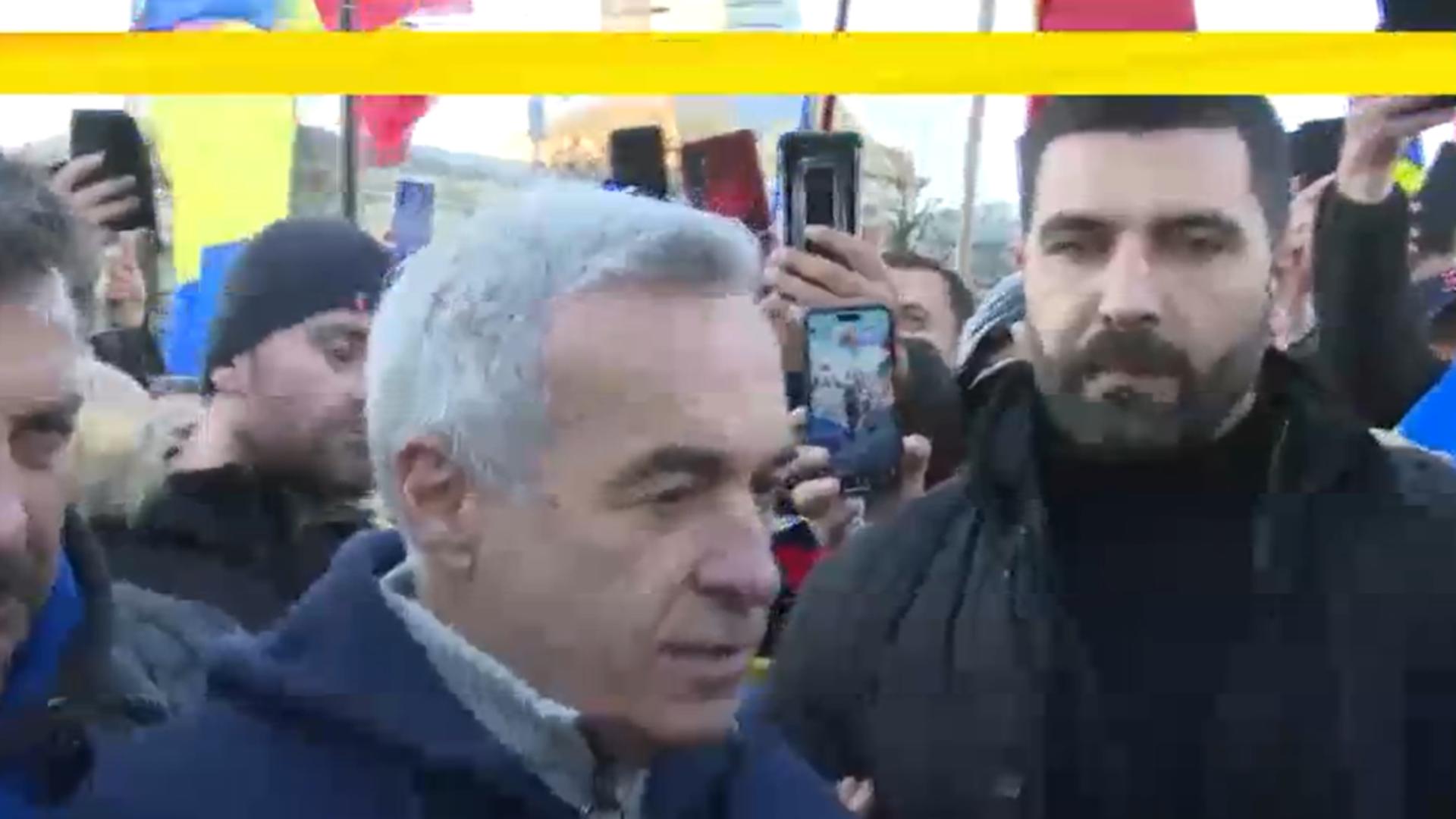 Călin Georgescu a venit la protestele din Piața Victoriei. Mesaj: Nu putem sta în genunchi în fața unui sistem opresiv. 1 Calin Georgescu a venit la protestele din Piata Victoriei Mesaj Nu putem sta in genunchi in fata unui sistem opresiv