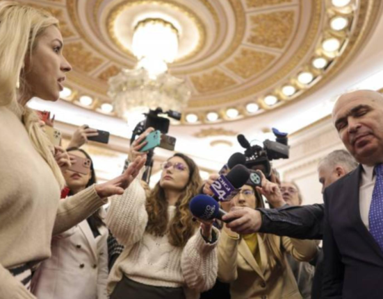 Cine este Cristina Tarteata functionara vocala ce a protestat la Parlament impotriva concedierilor anuntate de Ilie Bolojan