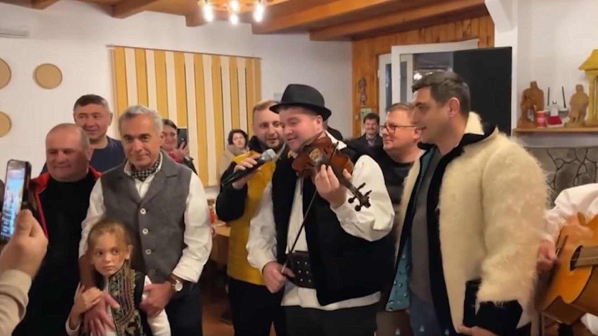 Imagini rare Calin Georgescu si George Simion la o petrecere traditionala de Anul Nou VIDEO