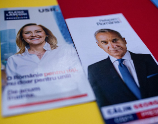 Lasconi sefa rezistilor se agata de protestele romanilor furati