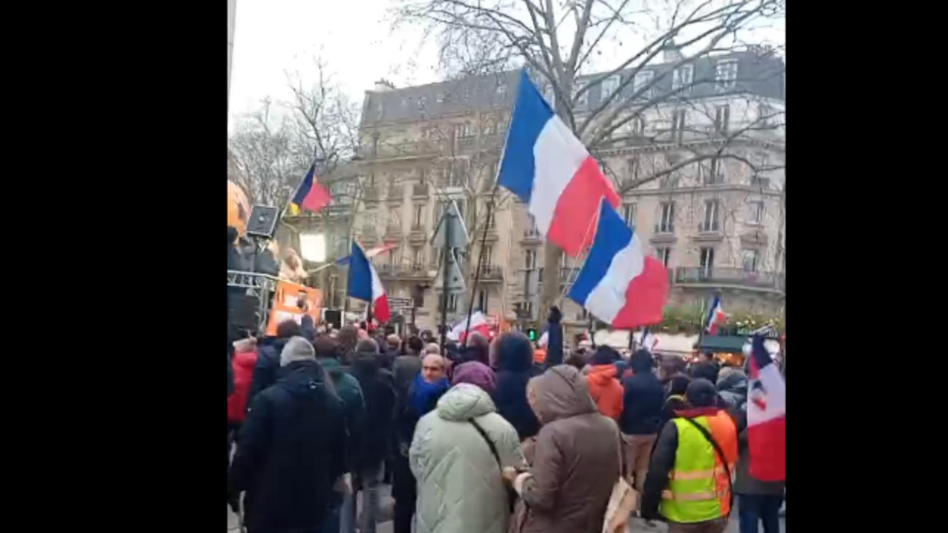 Manifestatii la Ambasada Romaniei din Paris pentru Calin Georgescu
