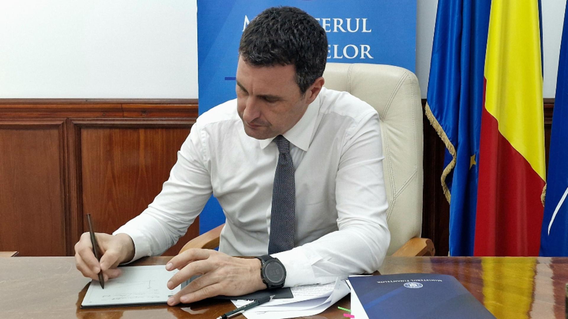 Ministrul Finanțelor s-a răzgândit și examinează creșterea TVA. 1 Ministrul Finantelor sa razgandit si examineaza cresterea TVA