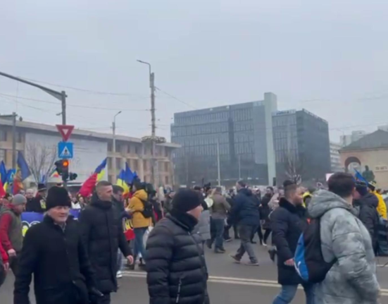 Politicienii PSD si PNL huiduiti la Iasi de Ziua Unirii