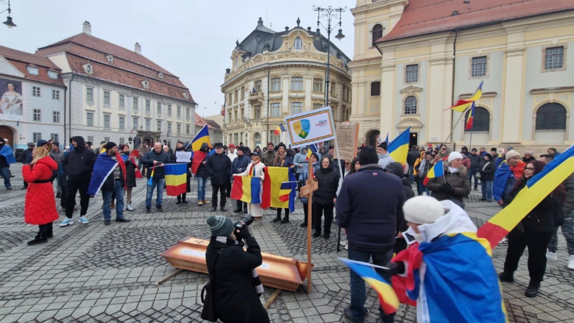 Protest cu coșciug la primăria Sibiu: „Iohannis a ucis democrația!” 1 Protest cu cosciug la primaria Sibiu Iohannis a ucis democratia