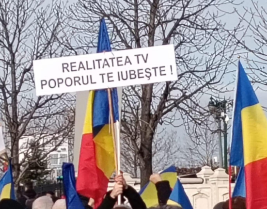 Romanii de la mitingul de la Parlament au ajuns in Piata Victoriei Realitatea PLUS alaturi de oameni Scandari Iohannis arestat Sa fie judecat LIVE TEXT si VIDEO