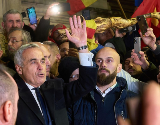 Romanii participa in numar mare la Marea Hora a Unirii din Parcul Tineretului alaturi de presedintele ales Calin Georgescu