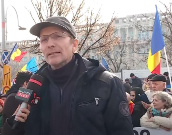 Romanii se distanteaza de Iohannis Mesaje critice pentru turistul uzurpator VIDEO
