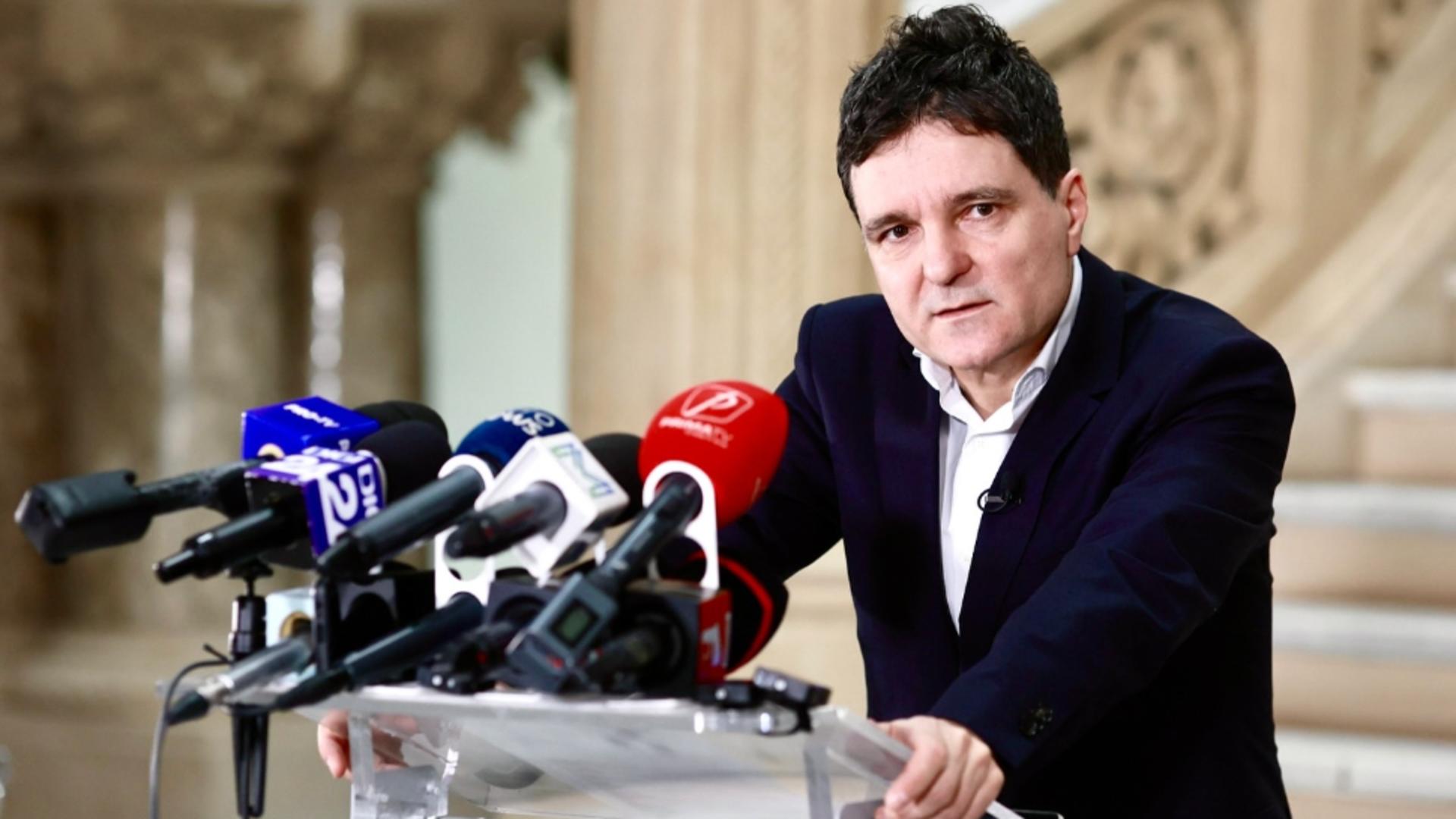 Ședință tensionată la Primăria Capitalei: acuzații grave la adresa lui Nicușor Dan. AUR a ieșit din sală: "Nu susținem această mascaradă! Primarul General acționează dictatorial!" 1 Sedinta tensionata la Primaria Capitalei acuzatii grave la adresa lui Nicusor Dan AUR a iesit din sala Nu sustinem aceasta mascarada Primarul General actioneaza dictatorial