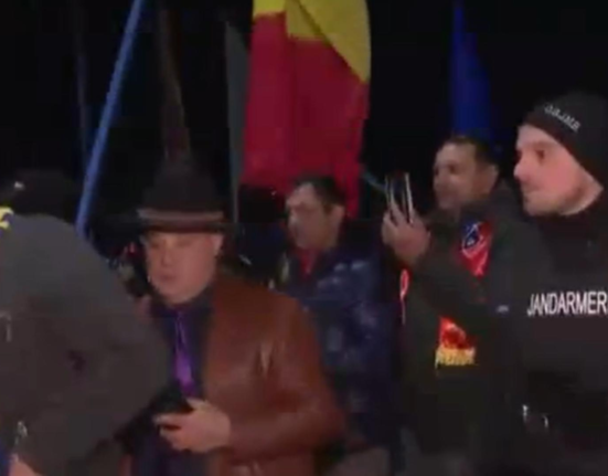 Zeci de romani revoltati in mars de la Palatul Victoria la usa lui Iohannis