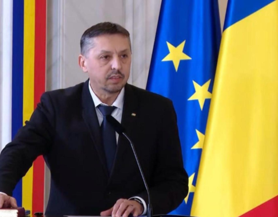 Gramatica revine la liceu Ministrul Educatiei Nu se mai poate Prea multi copii vorbesc gresit romana