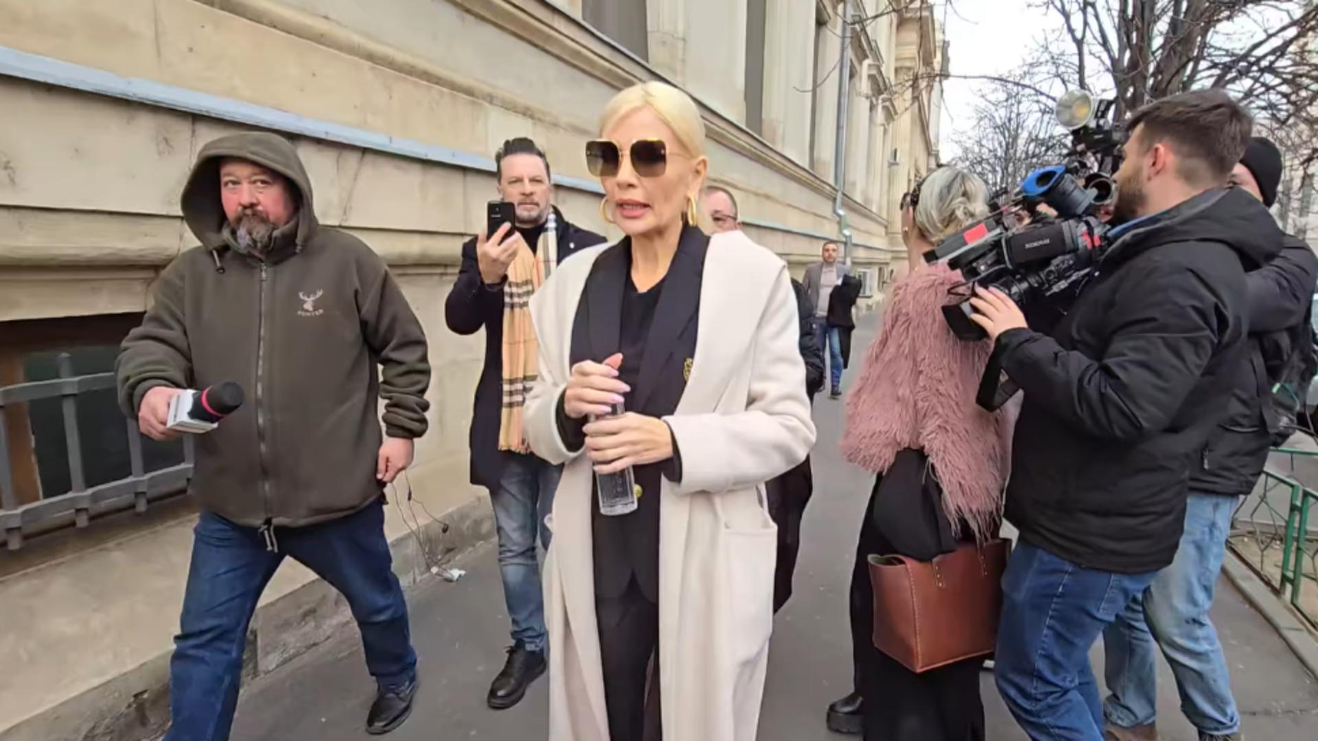 Laura Vicol, dusă la medic pentru un control urgent. 1 Laura Vicol dusa la medic pentru un control urgent
