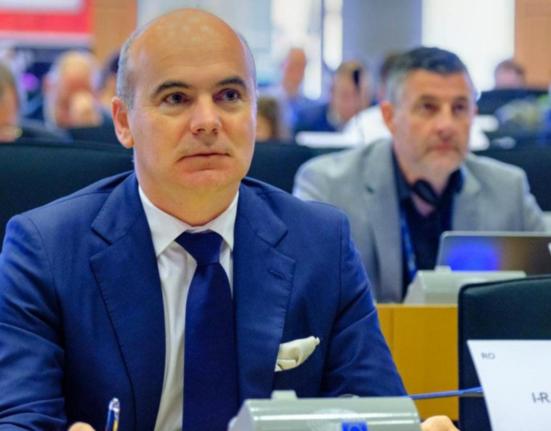 Rares Bogdan Europa pare o doamna batrana distinsa intr un scaun cu rotile