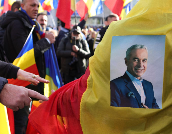 Ziua democratiei Calin Georgescu alaturi de oameni Romanii strang semnaturi pentru prezidentiale