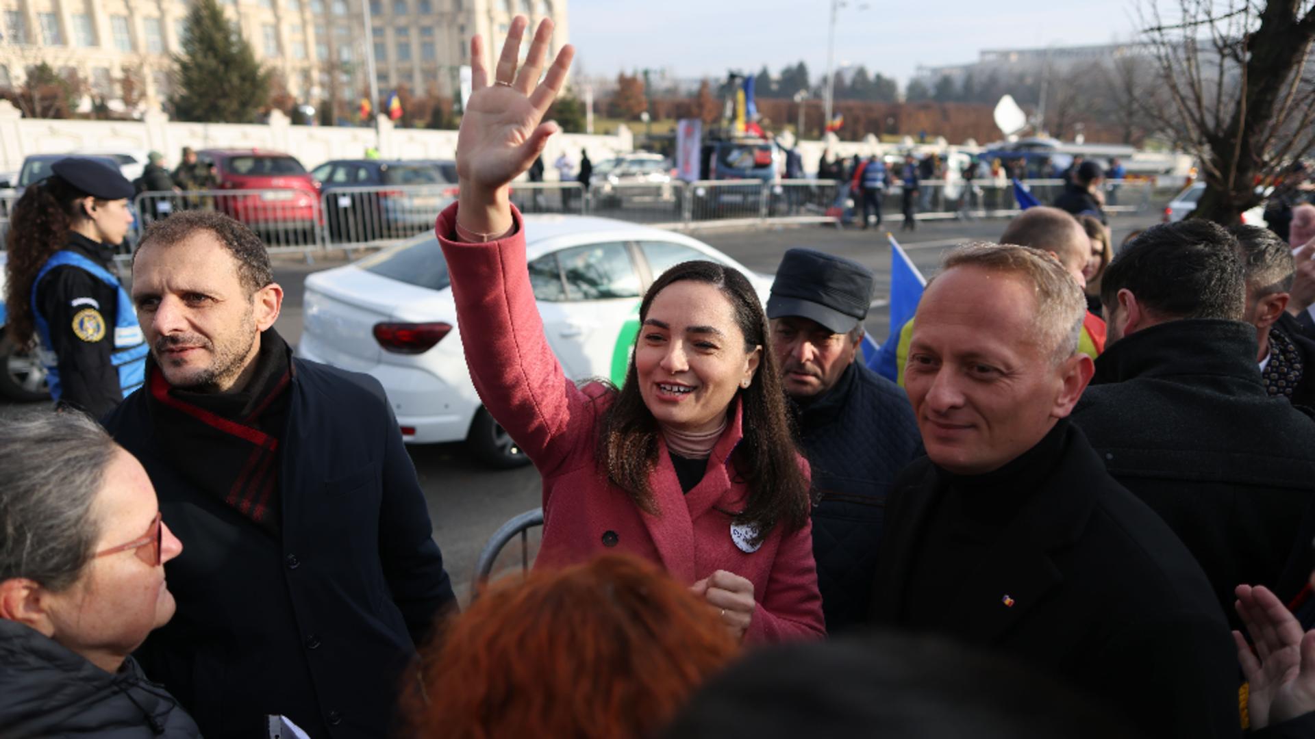 Anamaria Gavrilă, lecție de corectitudine politică pentru Gigi Becali: Îl încurajez să-și facă partid, poate va critica mai puțin. 1 Anamaria Gavrila lectie de corectitudine politica pentru Gigi Becali Il incurajez sa si faca partid poate va critica mai putin