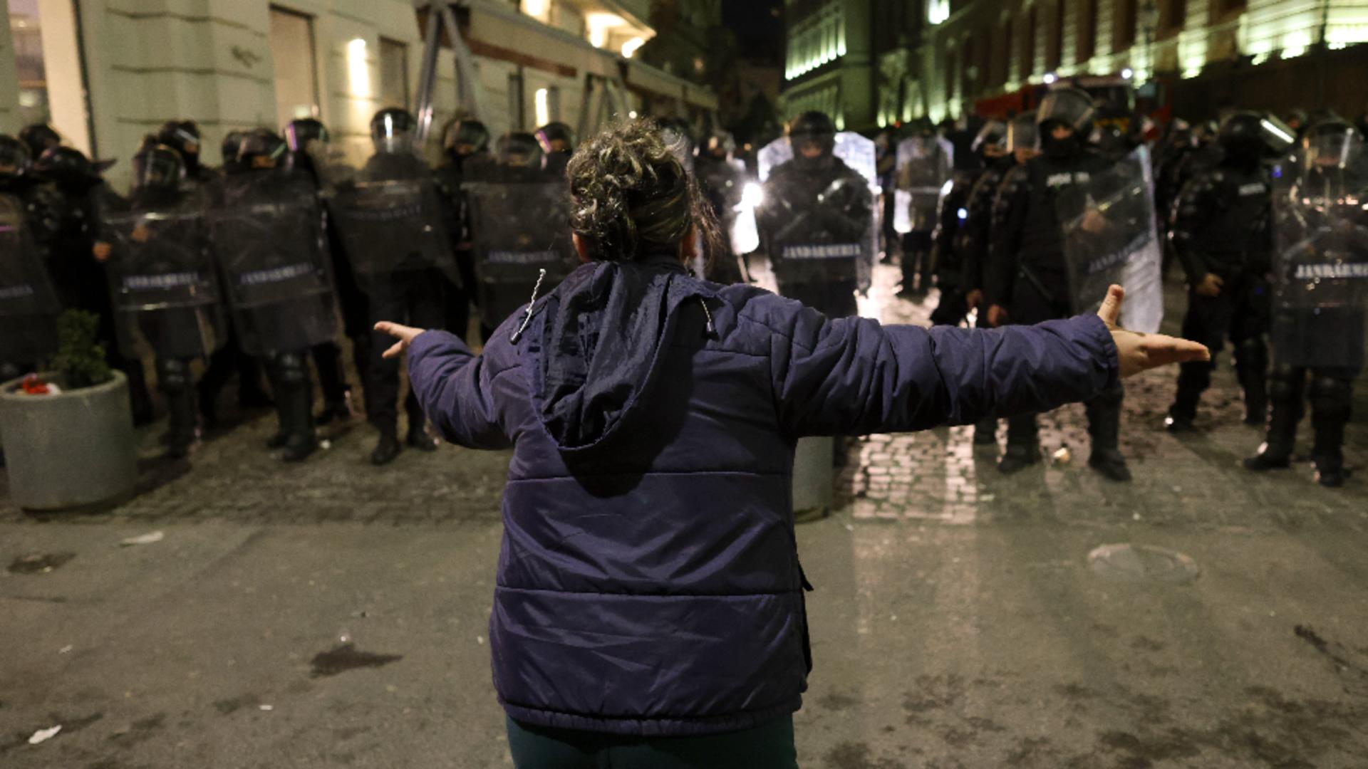 Cum relateaza presa internationala protestul spontan din Capitala HAOS