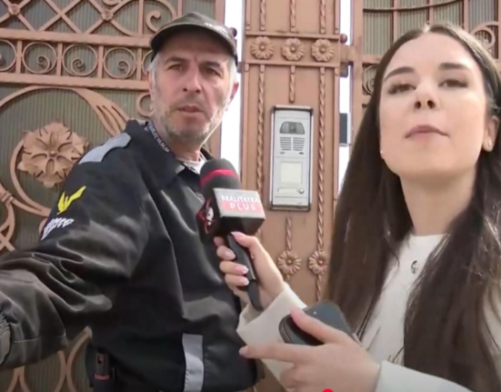 Echipa Realitatea Plus agresata in public de paznicul vilei lui Teia Sponte VIDEO