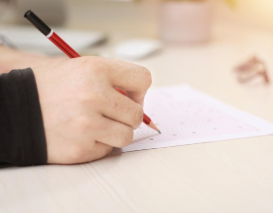 Emotii pentru elevii de clasa a XII a incepe simularea Bacului