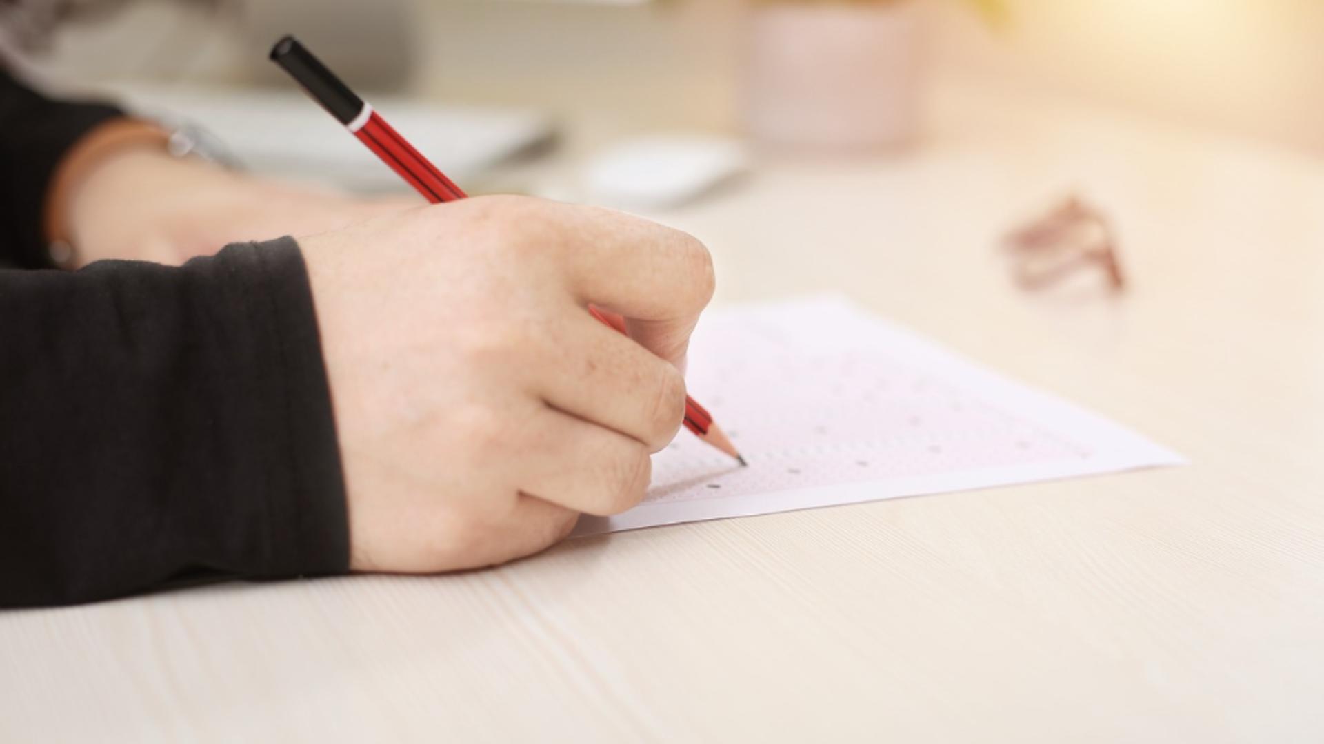 Emotii pentru elevii de clasa a XII a incepe simularea Bacului
