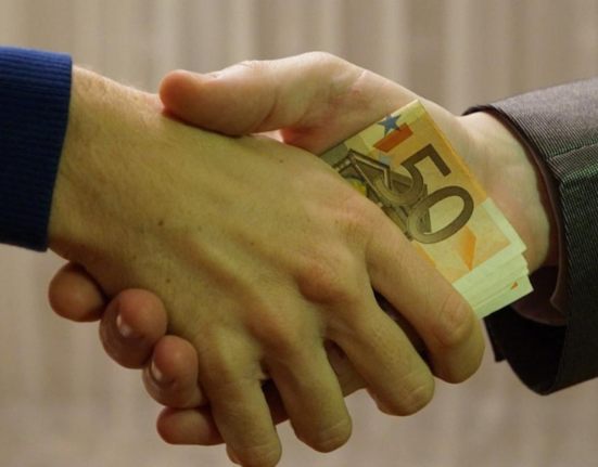 Functionar public prins cu spaga de 120000 euro