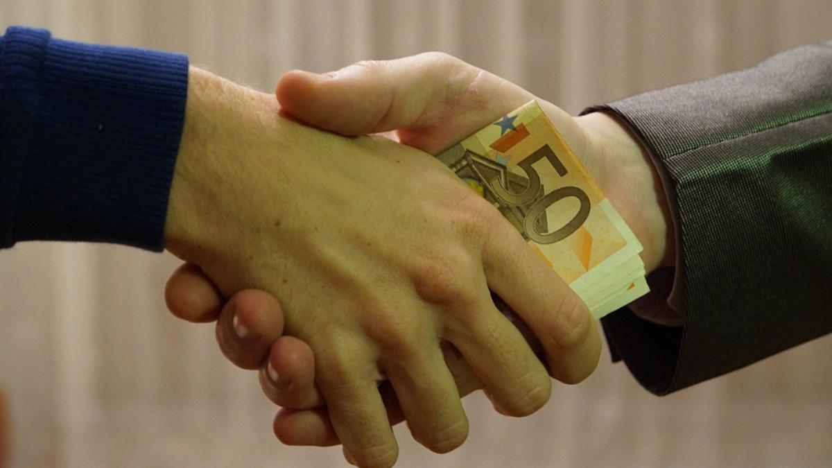 Functionar public prins cu spaga de 120000 euro