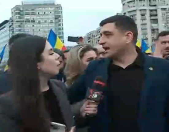 George Simion a ajuns printre manifestanti in Piata Victoriei Vedeti o piata plina de boti si tiriboti