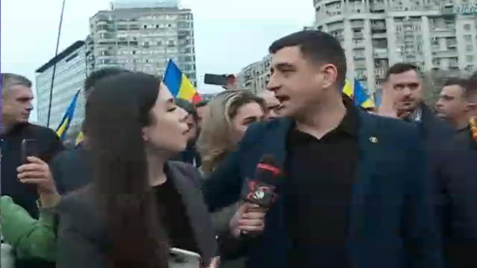 George Simion a ajuns printre manifestanti in Piata Victoriei Vedeti o piata plina de boti si tiriboti