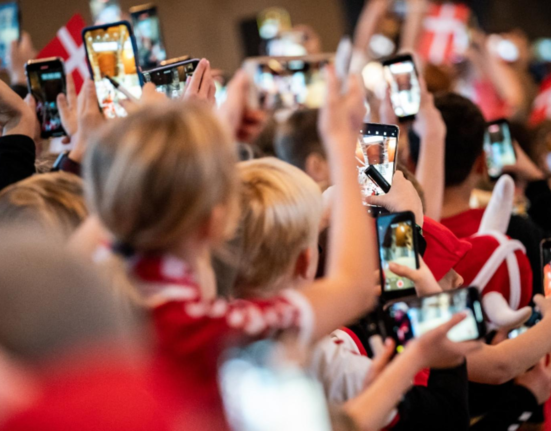 Ministrul Educatiei despre telefoane in scoli Este interzis