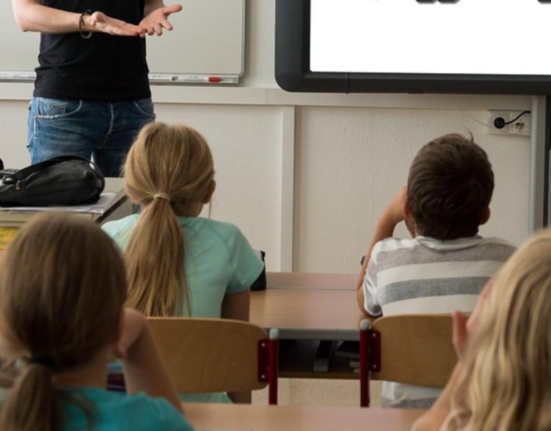 Planurile Ministerului Educatiei pentru cursuri in trei schimburi anuntul ministrului Daniel David