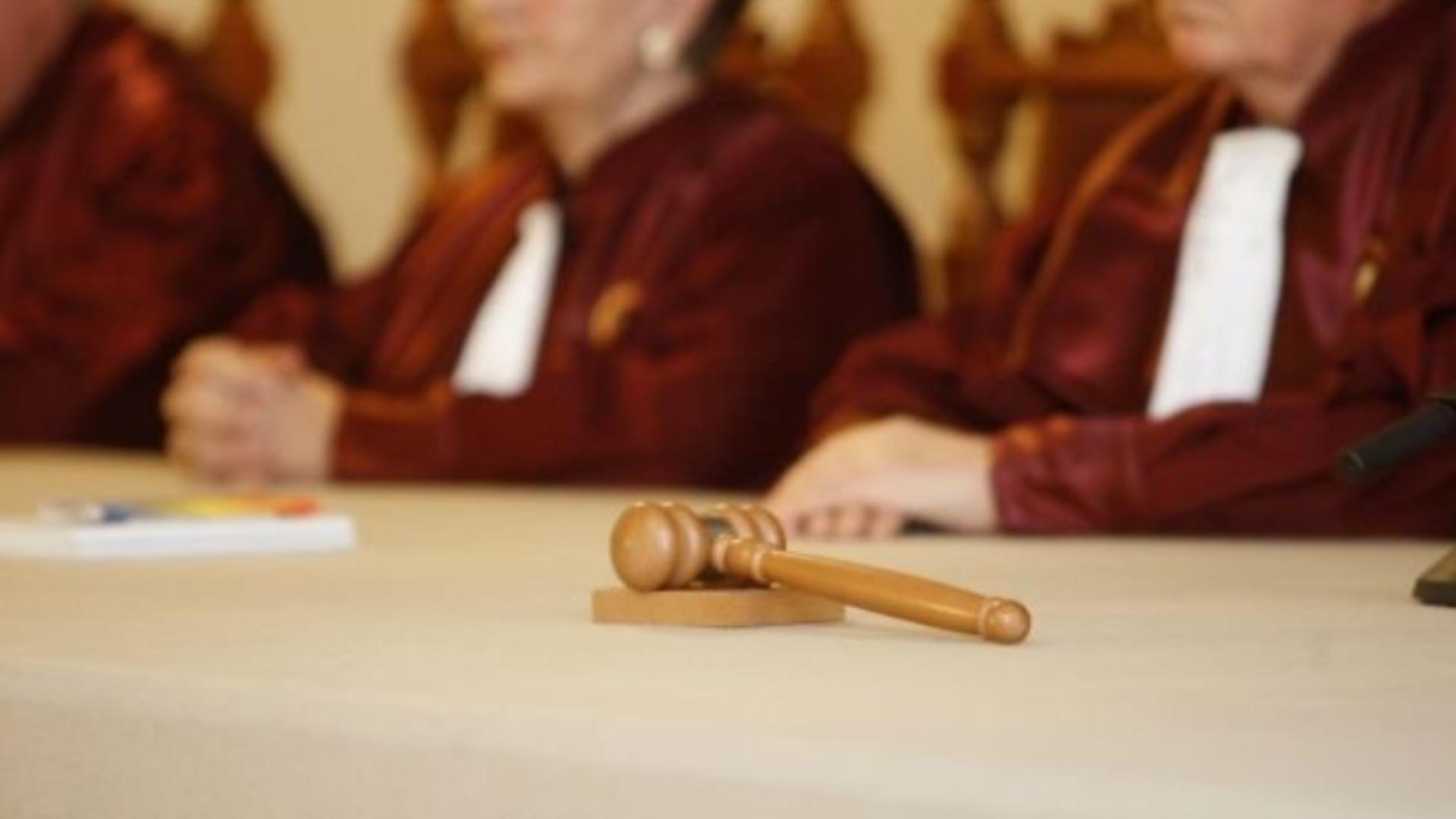 CCR permite foștilor securiști să devină magistrați. 1 CCR permite fostilor securisti sa devina magistrati