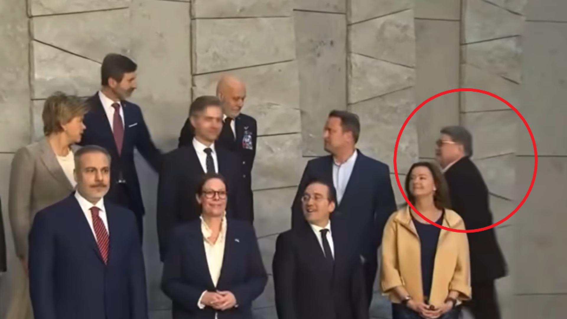 Emil Hurezeanu, protagonist al unui moment amuzant la NATO. 1 Emil Hurezeanu protagonist al unui moment amuzant la NATO