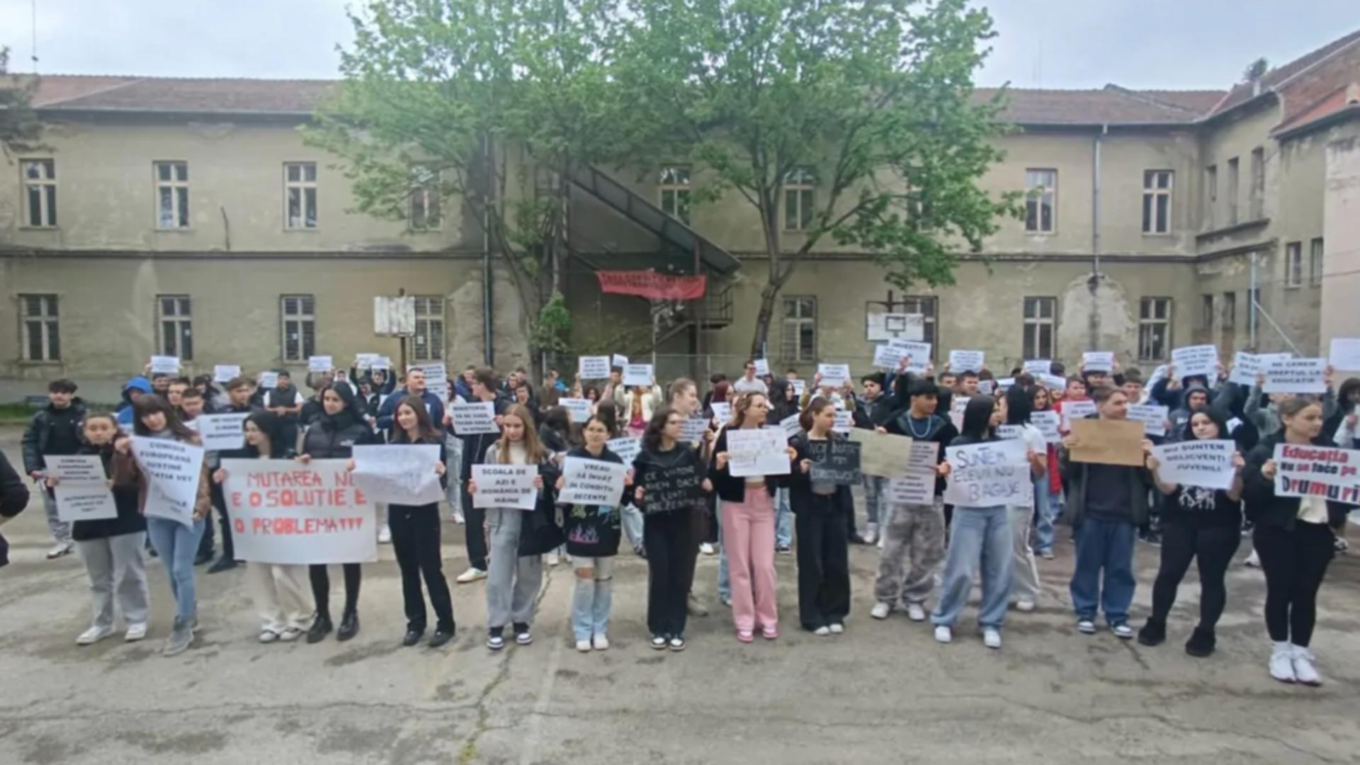 Situatie socanta la un liceu din Timisoara folosit ca birouri hotel si camera de masaj Barbati goi vazuti de elevi pe holuri