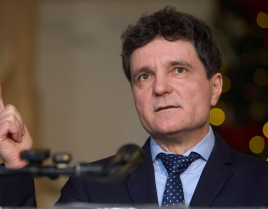 Tupeu urias Nicusor Dan foloseste familia pentru voturi