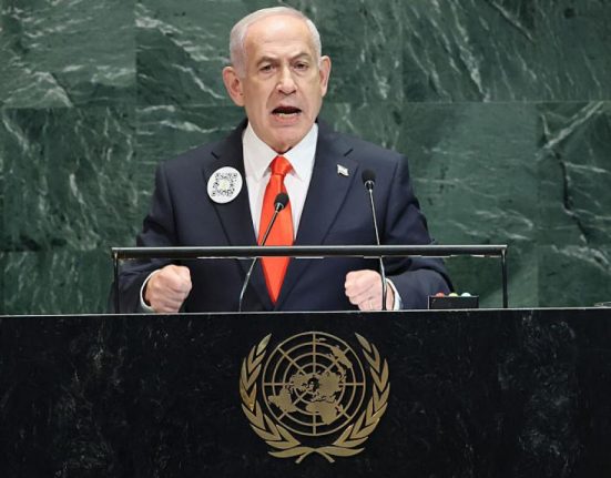 Benjamin Netanyahu a adus recuzita la ONU cod QR harta cu axa terorii si teste pentru diplomati