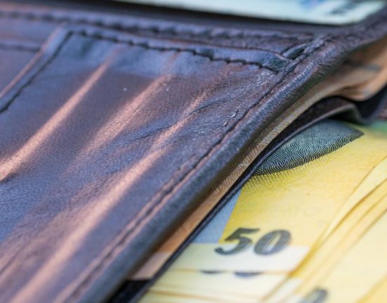 Economist Sistemul de plata cu cardul poate cadea Cati bani cash ar trebui sa aiba o familie