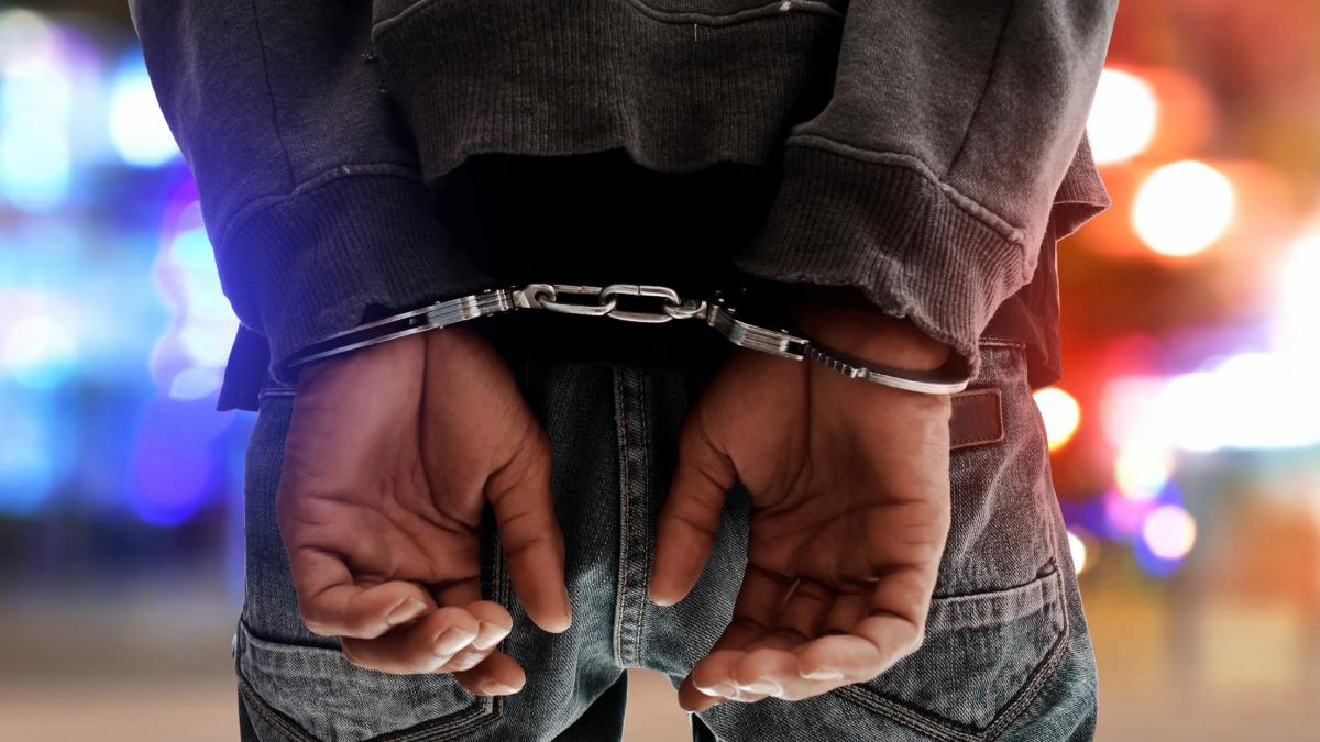 Tanarul de 17 ani arestat pentru mesaje de amenintare