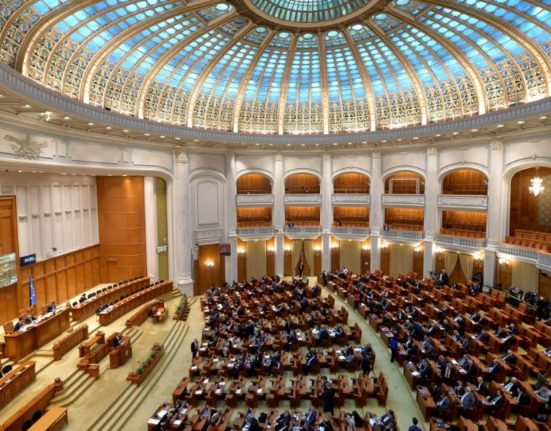 Criza apei in Prahova si Dambovita Scandal in Parlament