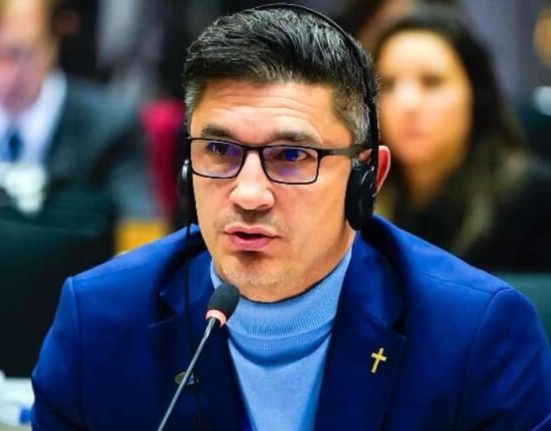 Luis Lazarus Impostorii si politrucii distrug tara patrioii sunt in puscarie