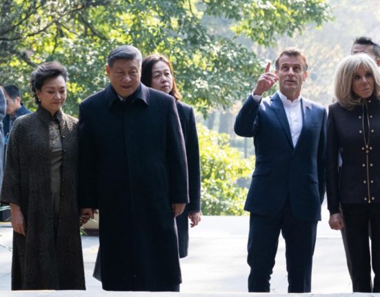 Macron interactioneaza cu publicul in China rezistii tacand