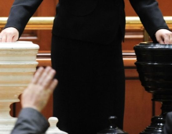 Motione de cenzura riscanta a opozitiei impotriva Guvernului Bolojan