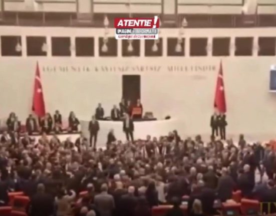 scandal imens in parlament deputatii turci s au batut