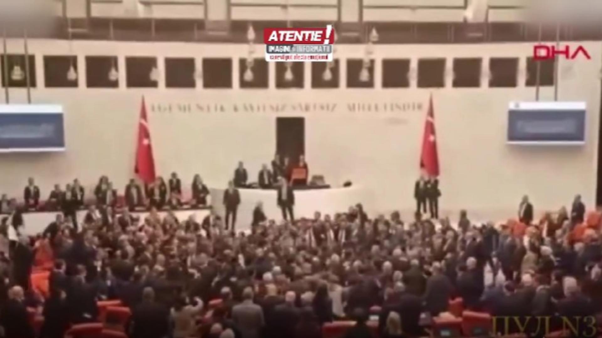 scandal imens in parlament deputatii turci s au batut