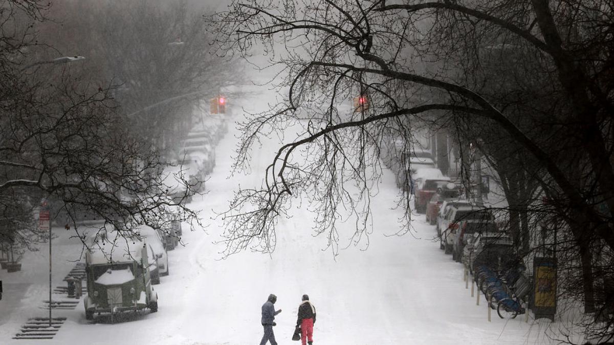 15 persoane au decedat si peste 800000 de gospodarii au ramas fara electricitate din cauza furtunii de