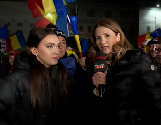 Anca Alexandrescu in mijlocul oamenilor revoltati si disperati de austeritatea impusa de Bolojan Ne au distrus tara