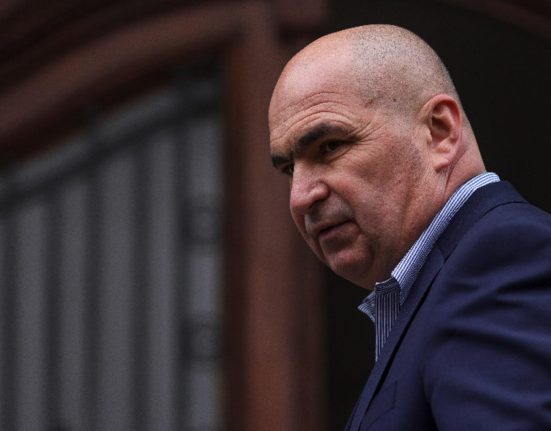 Bolojan trimite recuperatorii asupra romanilor datori primarii se revolta si ameninta ca nu vor respecta reforma