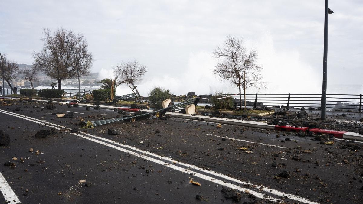 Furtunile provoaca distrugeri in Sicilia Peste 1000 de persoane evacuate din cauza unei alunecari de terren