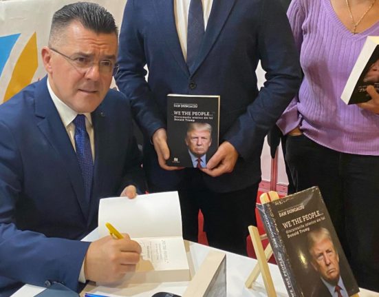 Lansarea cartii lui Dan Dungaciu despre Donald Trump fara carte Volumele au ramas blocate in vama Nici Trump nu a reusit sa treaca Prutul