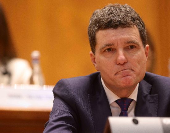 Nicuor Dan ii provoaca din nou pe romani Oana Toiu care a esuat cu Visa Waiver va mergela Davos in locul presedintelui